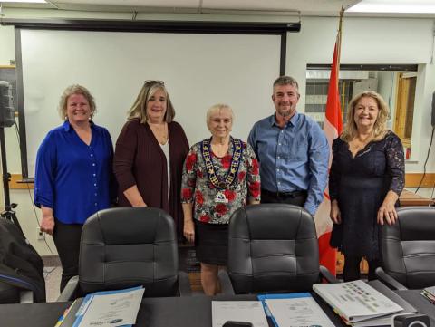 Elected Council for the Town of Kearney. There are four women and a man standing behind a desk.